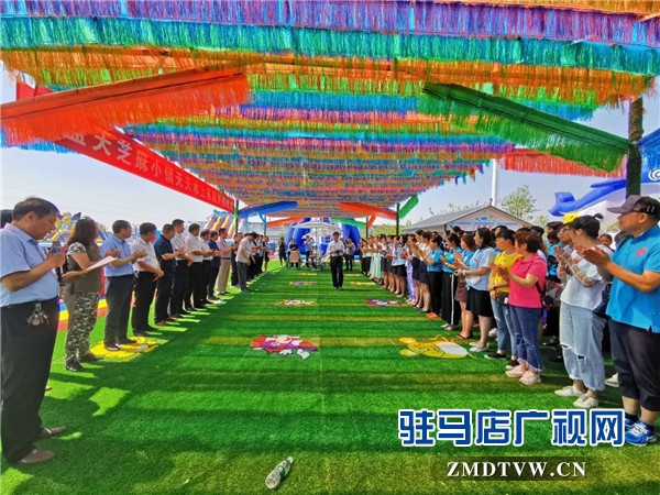 平輿縣藍(lán)天芝麻小鎮(zhèn)天天水上樂園華美綻放，千畝荷塘荷花也妖艷開放