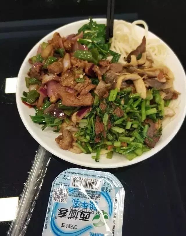 深夜食堂：攢勁弟弟帶你吃！烏魯木齊十大經(jīng)典拌面館，咱新疆人就好這口... 