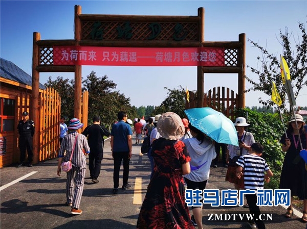 武漢旅游專列800余人赴平輿縣藍(lán)天芝麻小鎮(zhèn)觀光旅游開啟藍(lán)天芝麻小鎮(zhèn)“旅游元年”