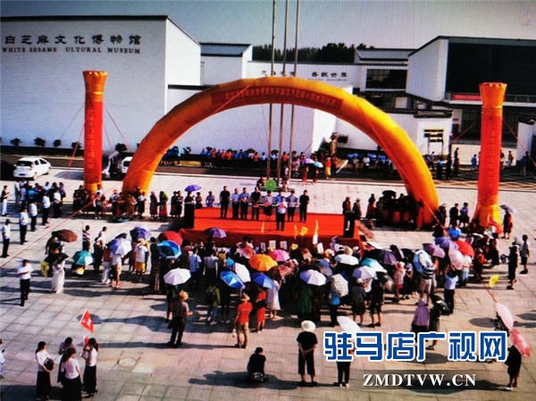 武漢旅游專列800余人赴平輿縣藍(lán)天芝麻小鎮(zhèn)觀光旅游開啟藍(lán)天芝麻小鎮(zhèn)“旅游元年”