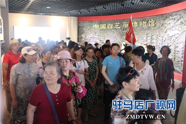 武漢旅游專列800余人赴平輿縣藍天芝麻小鎮(zhèn)觀光旅游開啟藍天芝麻小鎮(zhèn)“旅游元年”