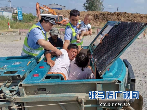 車翻后一家人被困 危機中好警察援手