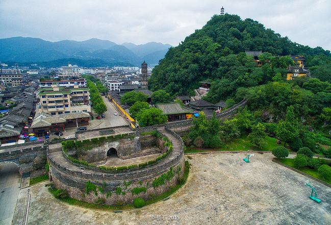 臺(tái)風(fēng)侵襲臨海古城：當(dāng)古建筑遭遇洪水猛獸，我們?cè)撊绾螒?yīng)對(duì)？ 