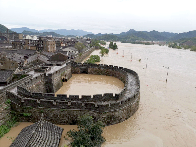 臺(tái)風(fēng)侵襲臨海古城：當(dāng)古建筑遭遇洪水猛獸，我們?cè)撊绾螒?yīng)對(duì)？ 