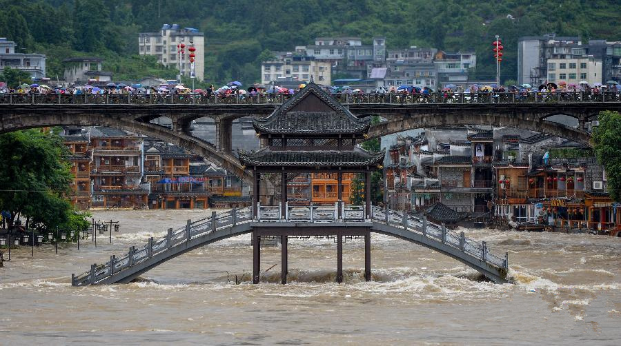 臺(tái)風(fēng)侵襲臨海古城：當(dāng)古建筑遭遇洪水猛獸，我們?cè)撊绾螒?yīng)對(duì)？ 