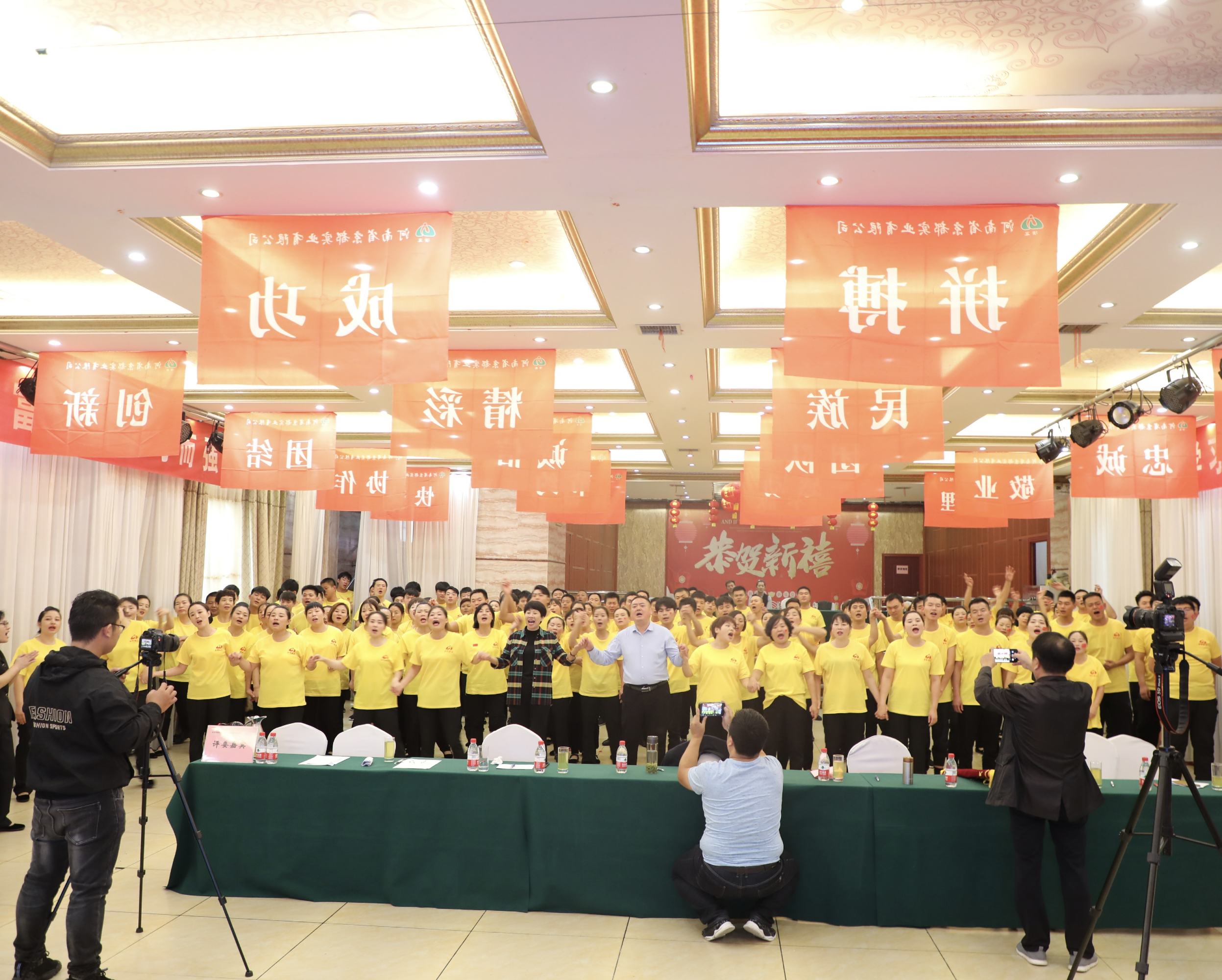 京都飯店慶祝祖國70華誕歌唱比賽暨京都風暴例會PK大賽濃情開展