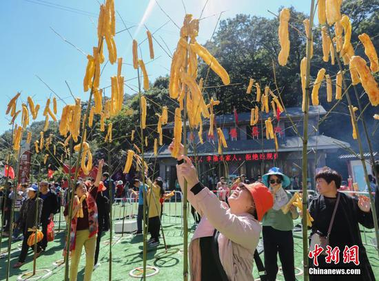 竹竿上“長(zhǎng)”油條，洛陽(yáng)民眾“摘”油條慶豐收