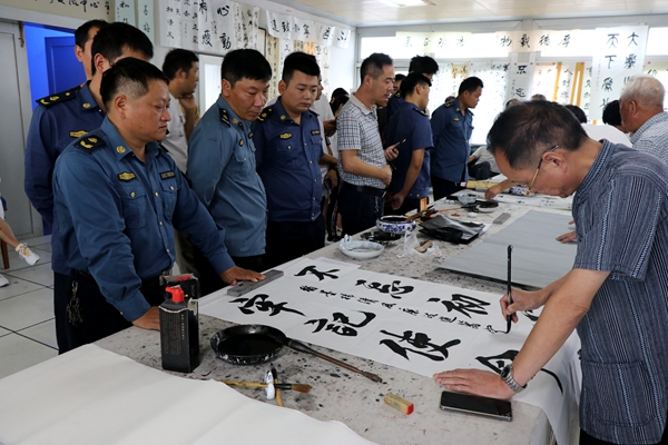 正陽縣交通運輸執(zhí)法局組織人員參加廉政書法義寫活動