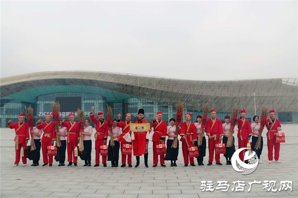 駐馬店國際會展中心空降藍天芝麻小鎮(zhèn)“芝麻仙子”與正道油業(yè)“賣油郎”企業(yè)聯(lián)姻