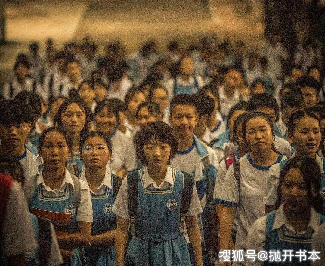 《少年的你》，校園暴力只是殼，兩個沒有未來的人如何相互取暖才是核 