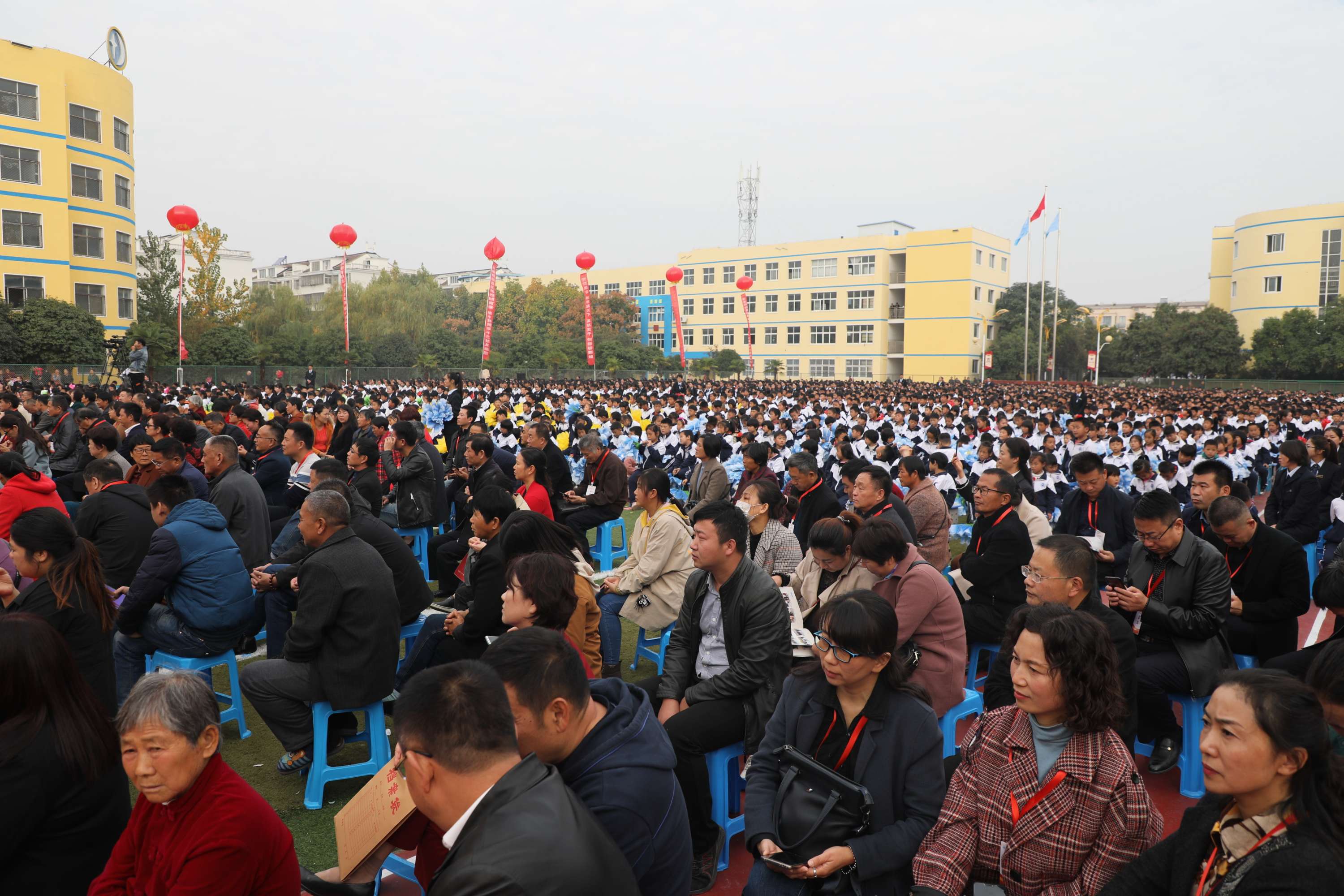 平輿縣藍天學(xué)校建校二十周年慶祝大會暨黃淮學(xué)院鄉(xiāng)村振興人才培訓(xùn)基地授牌儀式榮耀盛啟