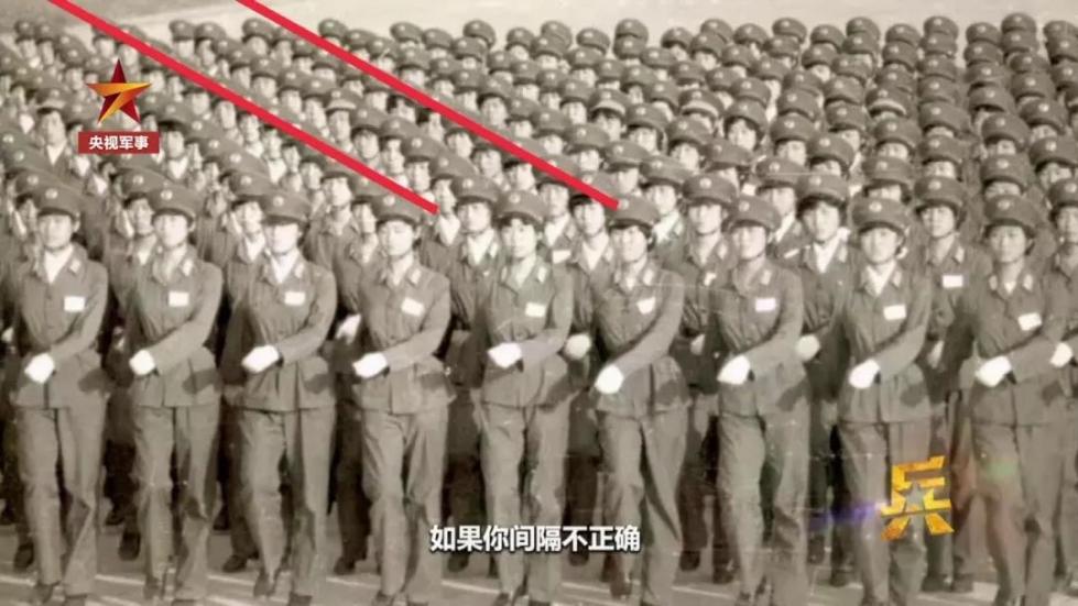 齊短發(fā)、“S彎”……新中國第一批受閱女兵的標(biāo)配發(fā)型，好美！ 