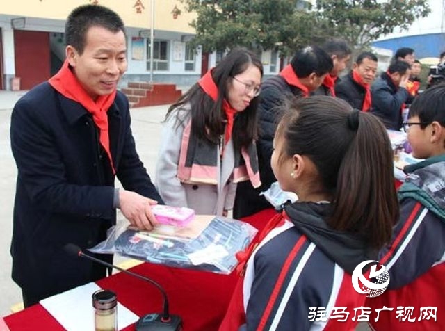 心懷大愛 村支書重獎優(yōu)秀師生