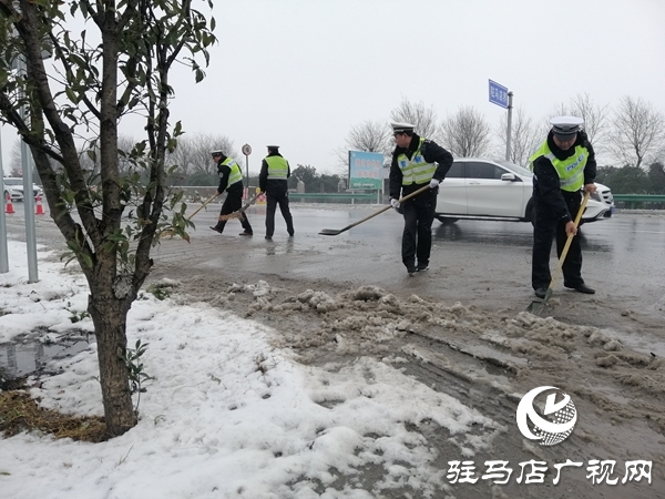 駐馬店市交警全力以赴戰(zhàn)雨雪