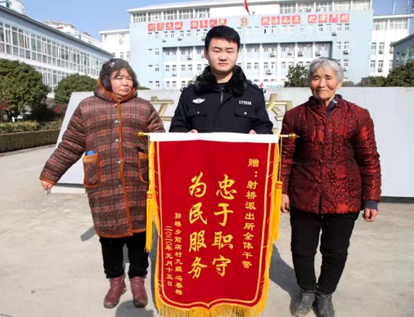 雨中救人好民警 款語(yǔ)溫情慰百姓