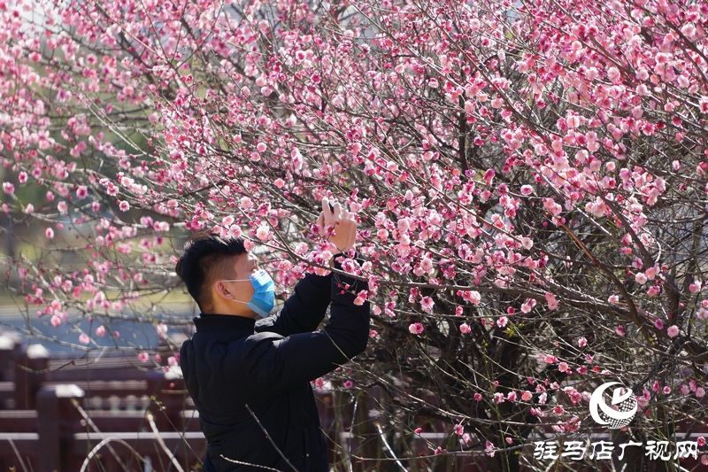 摘掉口罩，露出笑臉