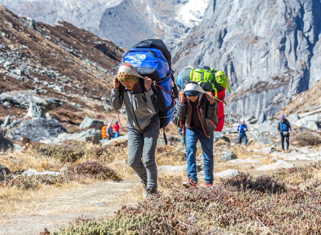 人類凈土也失守，500登山客被困，尼泊爾怎么辦？