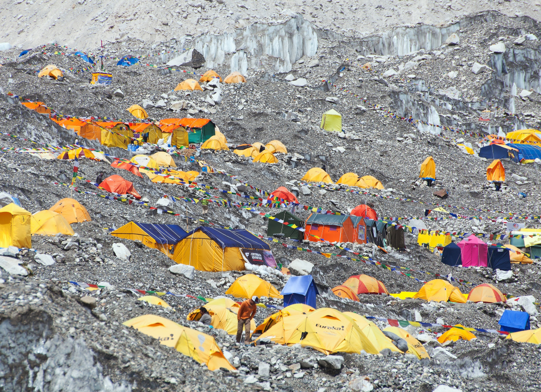 人類凈土也失守，500登山客被困，尼泊爾怎么辦？