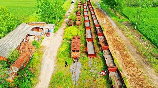 停靠的車站——汝南縣老君廟火車站，這里曾經(jīng)是一處重要的車站，人流量、貨運(yùn)量都非常大。