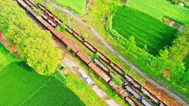 十多年的停運(yùn)已經(jīng)讓這一列客車銹跡斑斑。