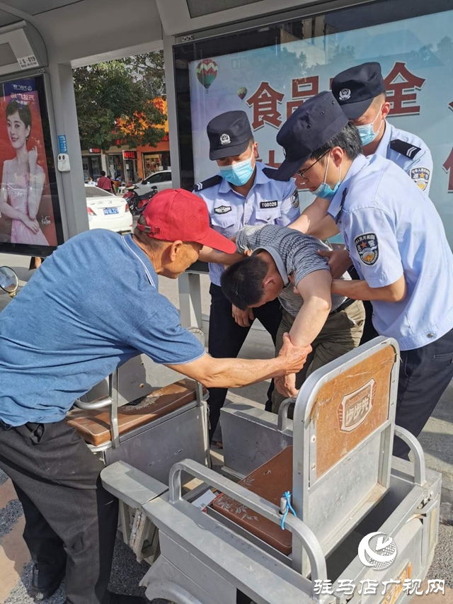 男子醉酒躺路邊   巡警幫助找家人