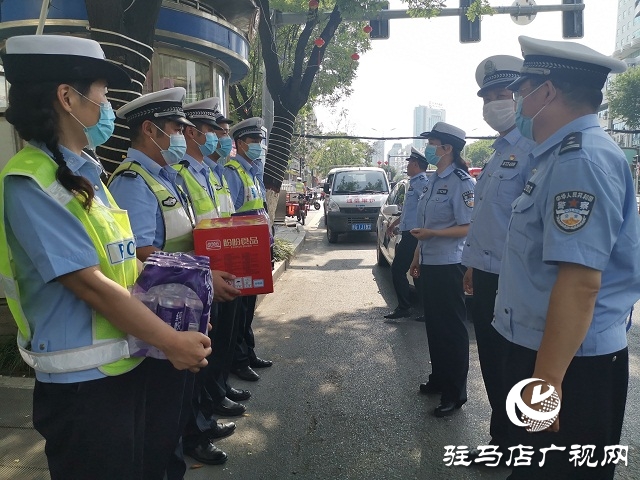 向堅(jiān)守在高溫一線的人民警察致敬！