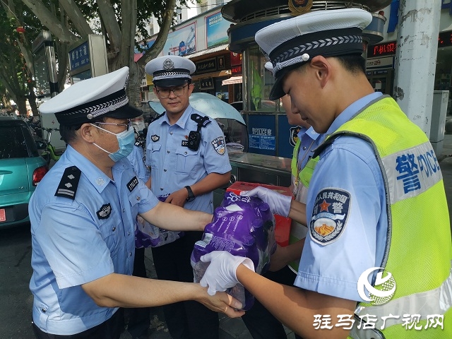 向堅守在高溫一線的人民警察致敬！