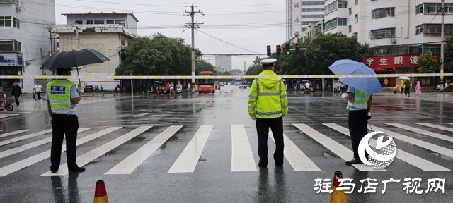 平輿縣民警護航中招考試