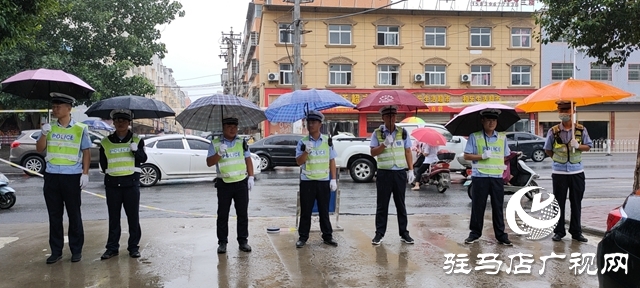 平輿縣民警護航中招考試