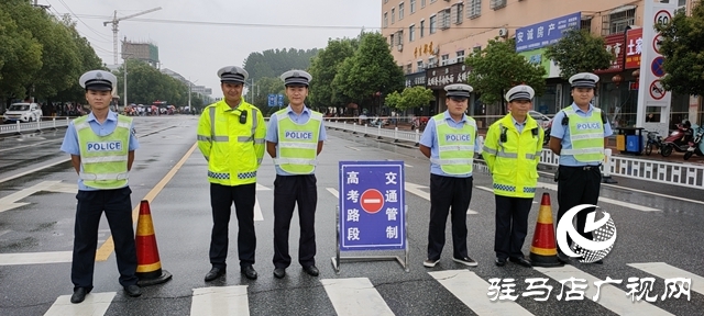 平輿縣民警護航中招考試