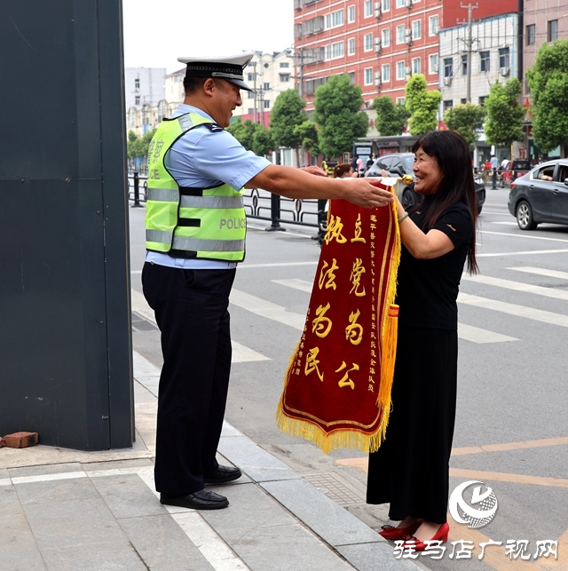 暖心！群眾將錦旗送到崗位上