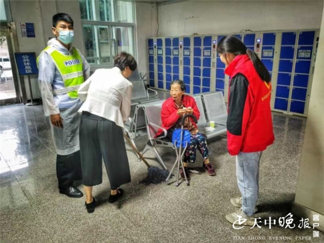 真情關(guān)愛老人 雨露滋潤(rùn)心田