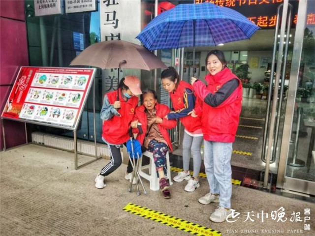 真情關(guān)愛老人 雨露滋潤(rùn)心田