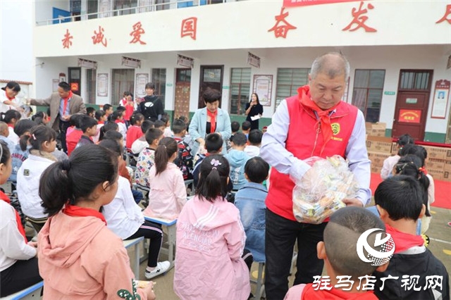 徐福記“福滿校園”連續(xù)7年走進河南為2所山區(qū)學校送來課間營養(yǎng)補充餐，同時帶來了環(huán)保課和營養(yǎng)課