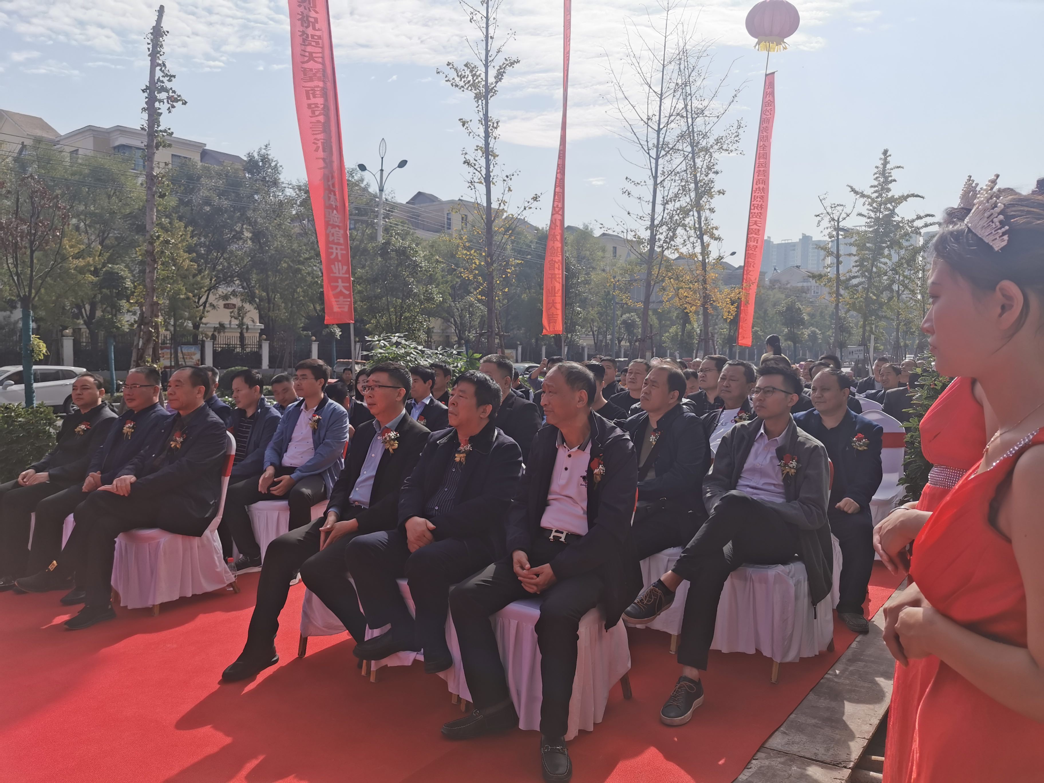 天翼傳大愛，聚力暖人心！天翼商貿(mào)美酒文化體驗(yàn)館開業(yè)現(xiàn)場(chǎng)溫情上演公益慈善拍賣