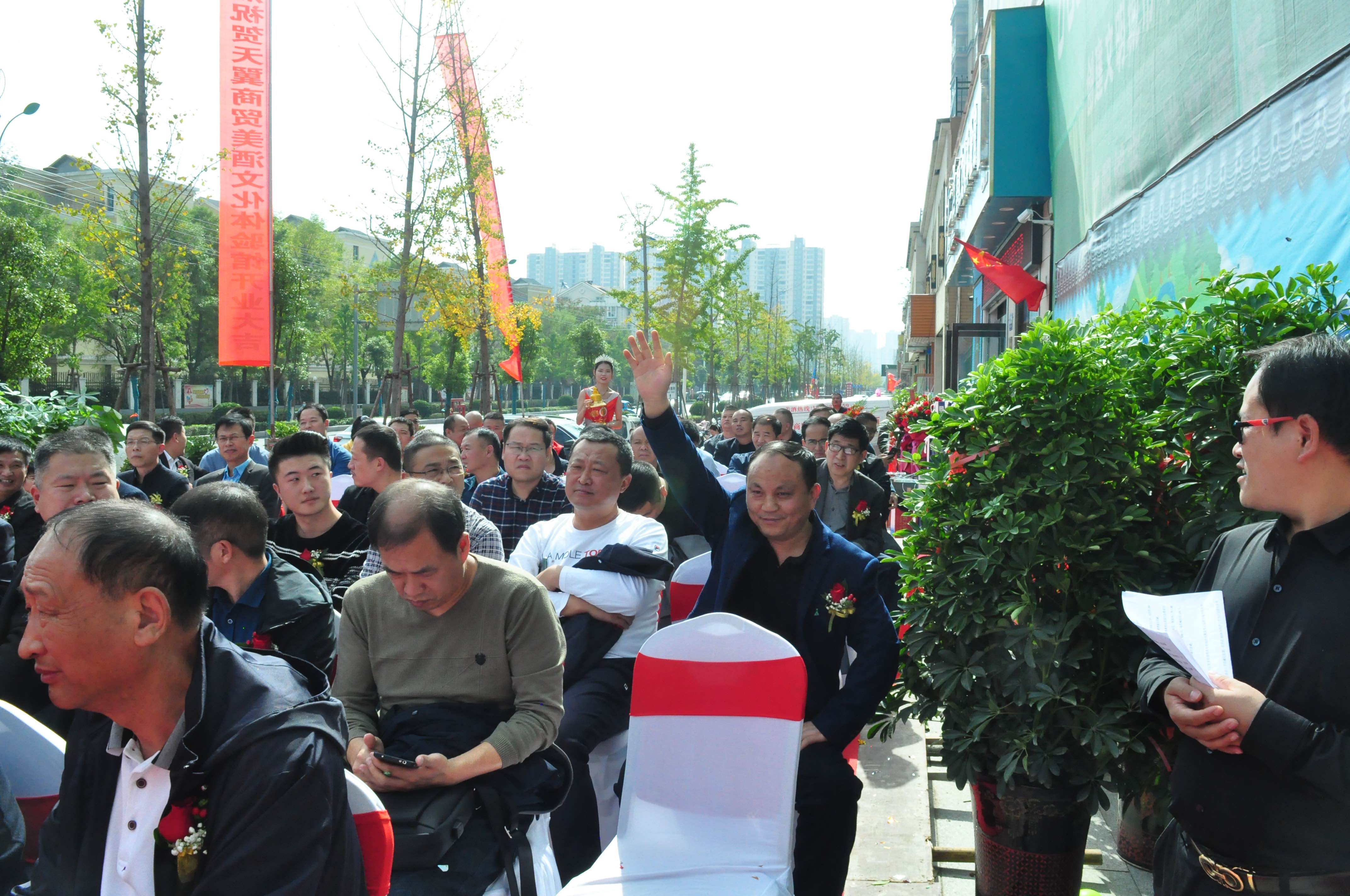 天翼傳大愛，聚力暖人心！天翼商貿(mào)美酒文化體驗館開業(yè)現(xiàn)場溫情上演公益慈善拍賣