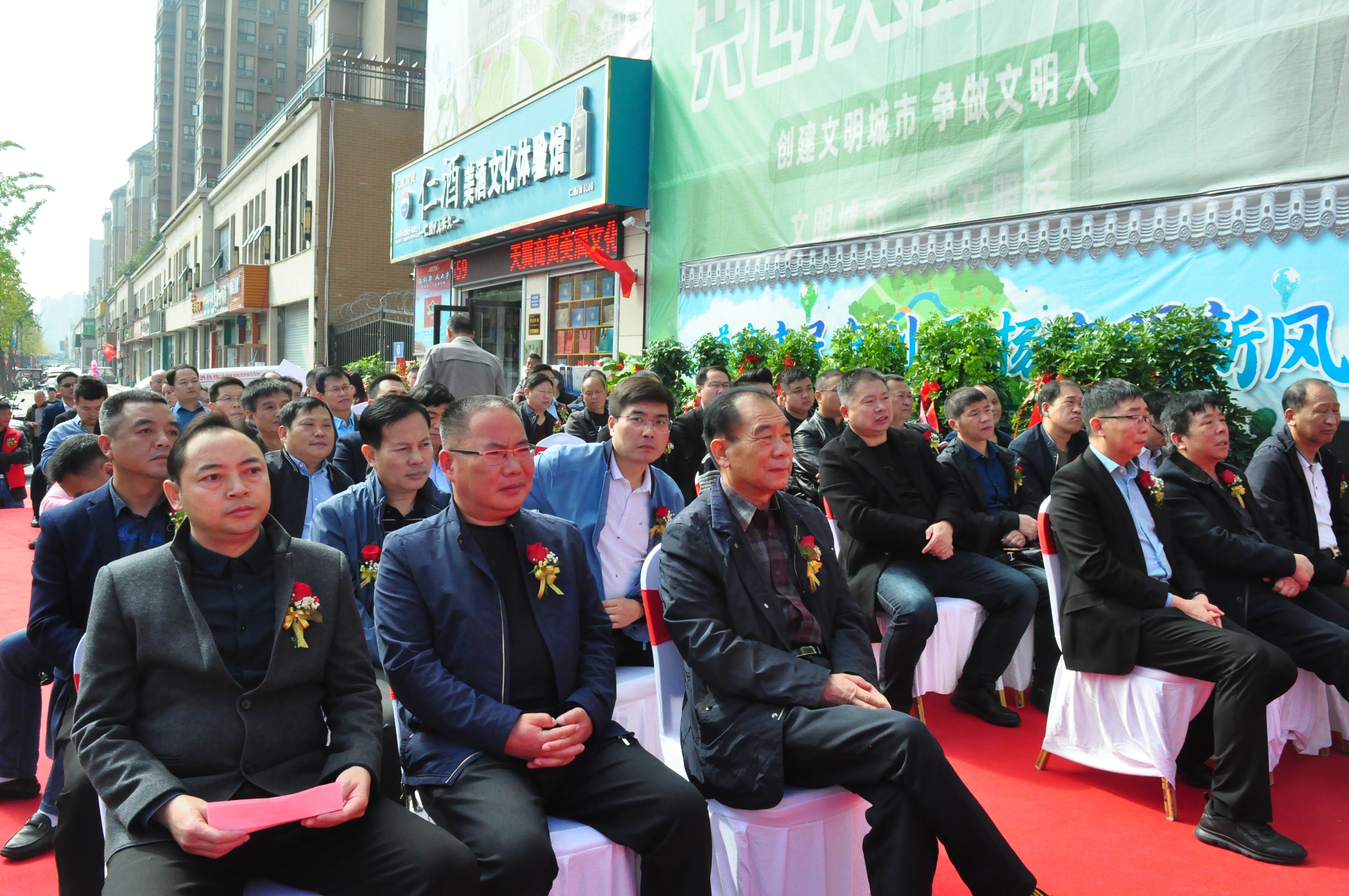 天翼傳大愛，聚力暖人心！天翼商貿(mào)美酒文化體驗(yàn)館開業(yè)現(xiàn)場(chǎng)溫情上演公益慈善拍賣