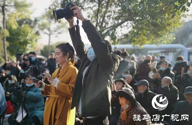 黃河戲劇節(jié)期間知名藝術(shù)家走到駐馬店市民中間