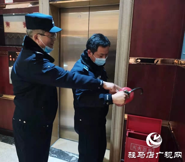 平輿警方組織開展公共聚集場(chǎng)所集中清查行動(dòng)