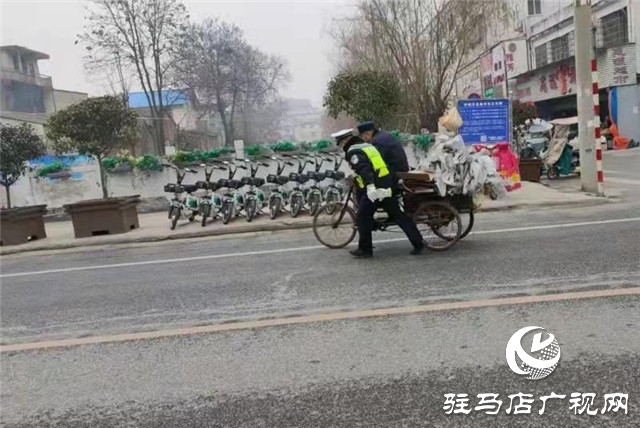 正陽(yáng)交警幫助老人推車過(guò)馬路…這個(gè)“背影”太暖了！