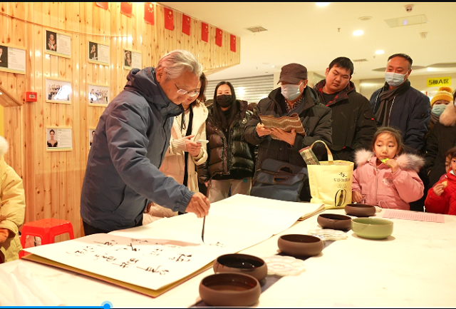 駐馬店文藝名家支教服務隊走進花之梧培訓學校