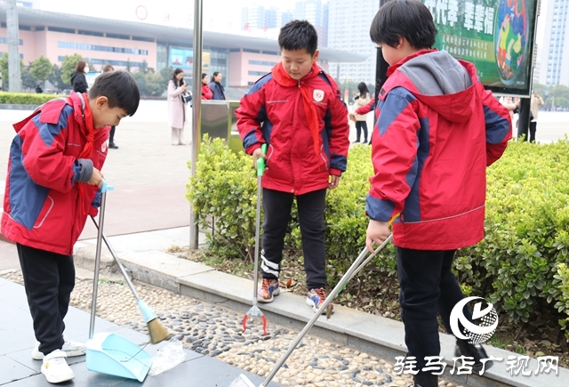 雷鋒日學(xué)雷鋒 駐馬店實驗小學(xué)在行動