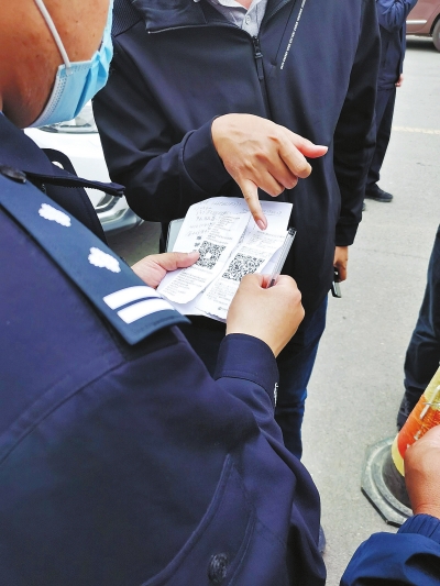 小心“高仿”停車?yán)U費(fèi)條盯上你的車 城管教你如何辨識假繳費(fèi)條