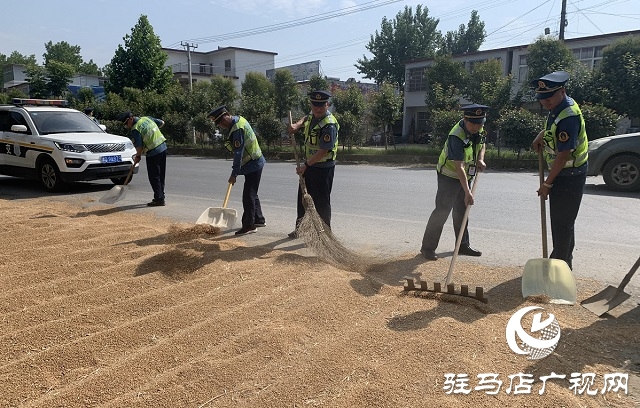 正陽(yáng)縣交通運(yùn)輸執(zhí)法局強(qiáng)力開(kāi)展占用公路打場(chǎng)曬糧專項(xiàng)整治行動(dòng)