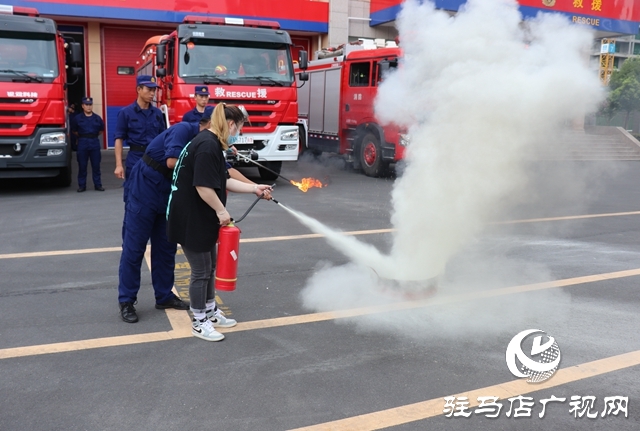 小萌娃”零距離“體驗消防魅力