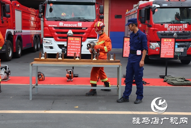 小萌娃”零距離“體驗消防魅力