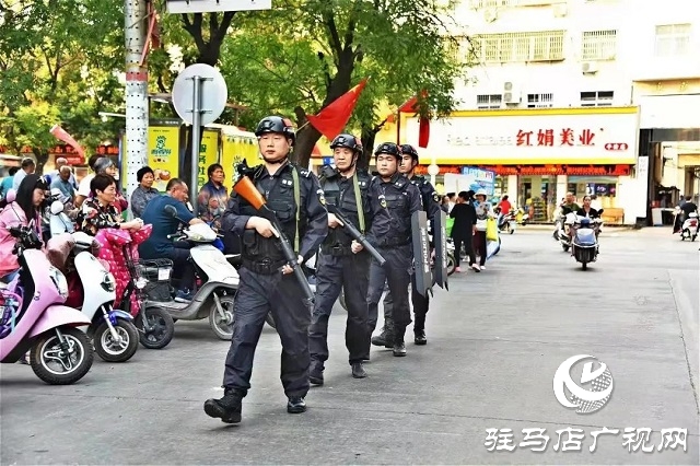 【我為祖國(guó)站崗】向祖國(guó)敬禮︱平輿公安祝福偉大祖國(guó)繁榮昌盛、國(guó)泰民安！