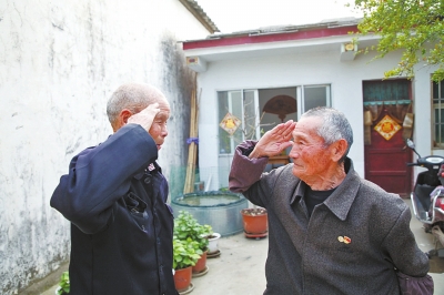 對話入朝作戰(zhàn)河南老兵 吃土豆喝鹽水，雪地里趴兩天一夜