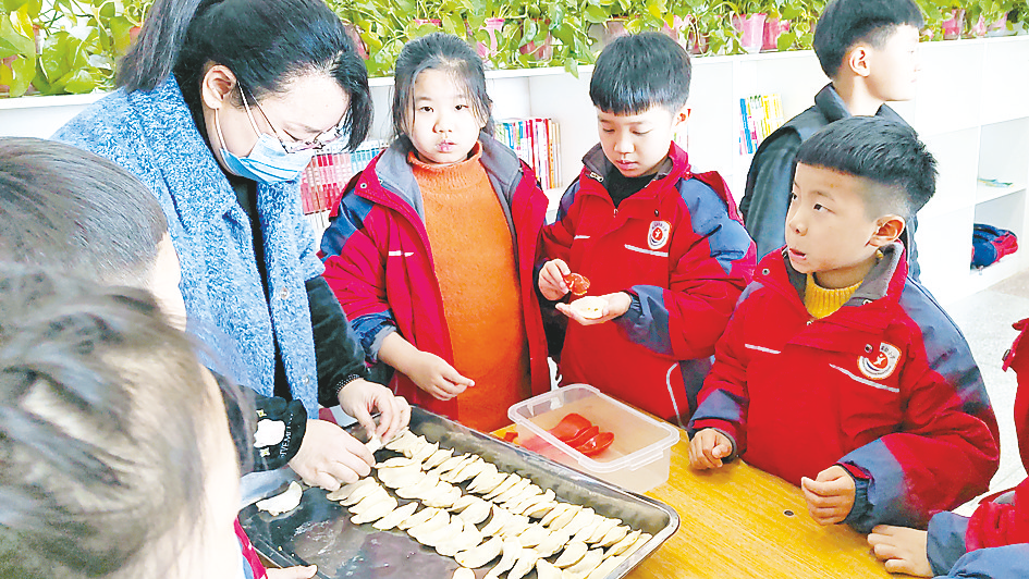 駐馬店實(shí)驗(yàn)小學(xué)組織開展包餃子活動(dòng)