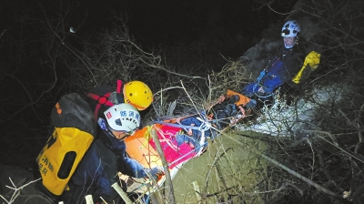 驢友登封玉皇溝墜崖14小時(shí)后獲救 有償救援能攔住驢友任性冒險(xiǎn)嗎？